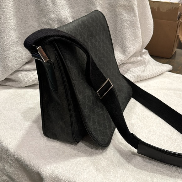 GUCCI GG INTERLOCKING MESSENGER BAG - Picture 2 of 7